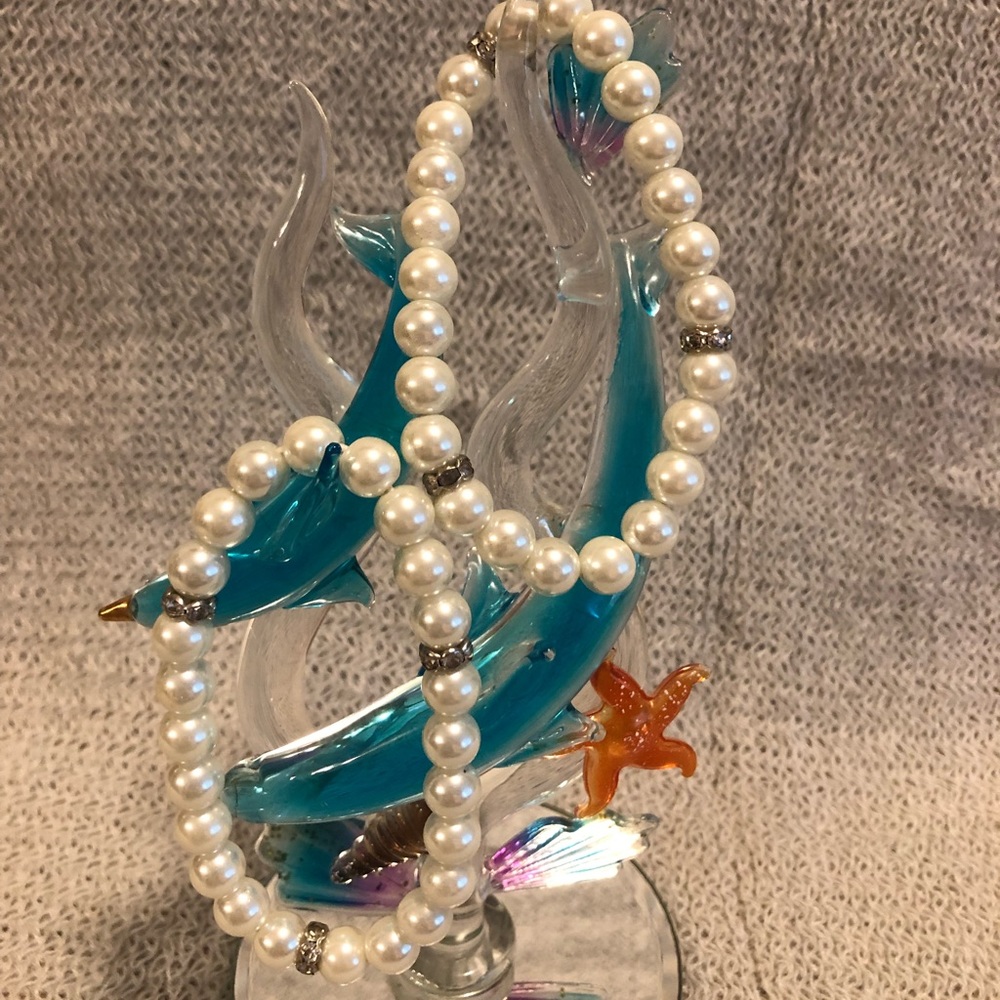 2 Beautiful faux pearl bracelets!